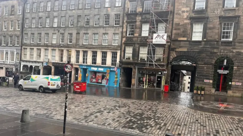 How does fingertips edinburgh serve civic data platform