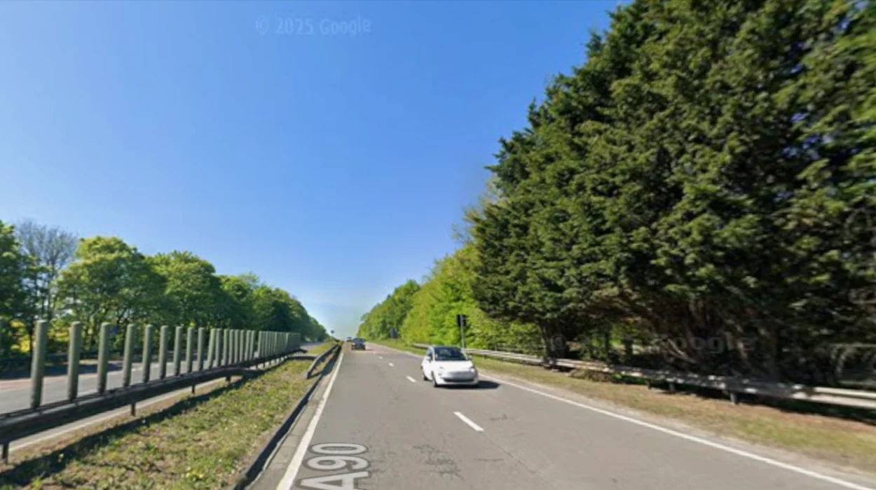 Drivers face delays after major road near Edinburgh closed