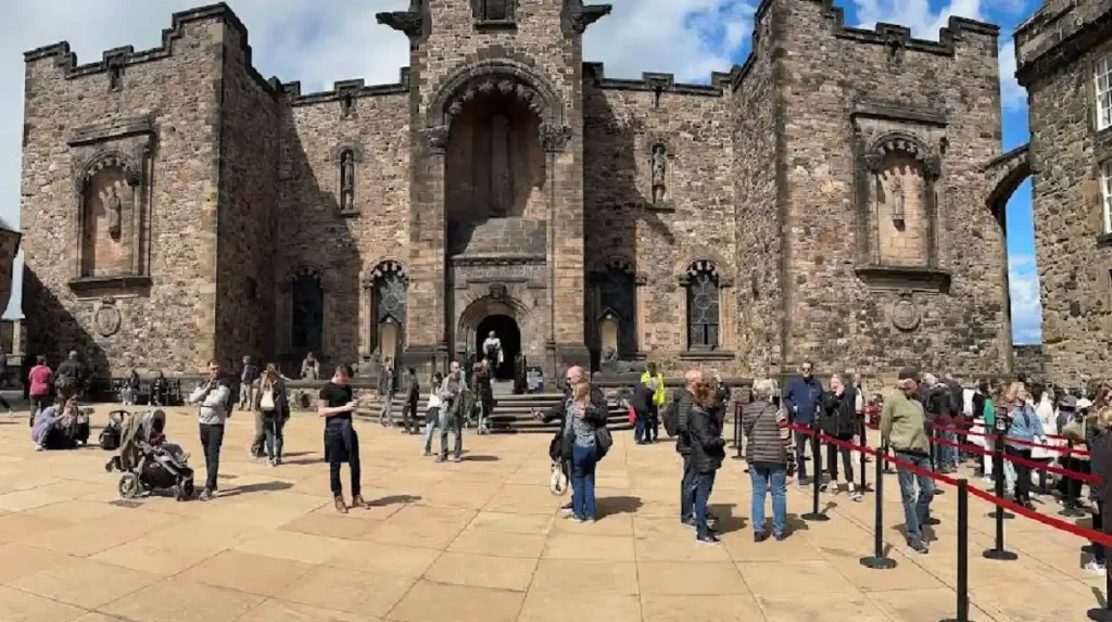 How to Navigate the City Using an Edinburgh Tourist Map