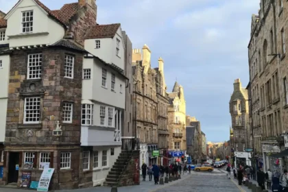 How to Navigate the City Using an Edinburgh Tourist Map