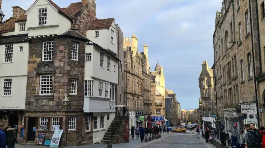 How to Navigate the City Using an Edinburgh Tourist Map