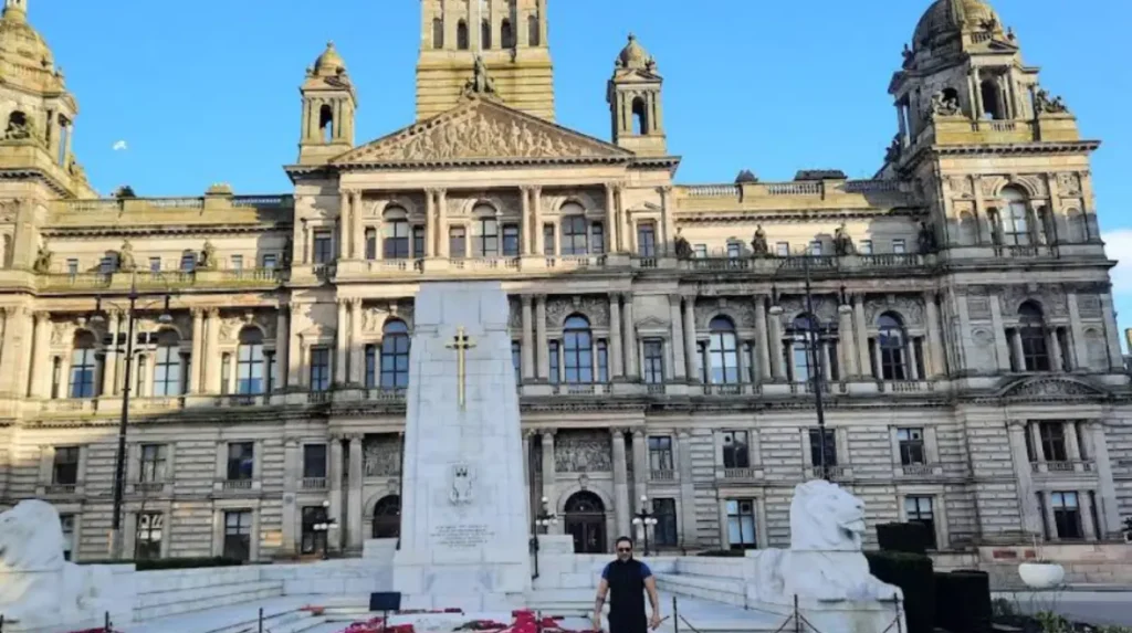 Which city is better for students and visitors, Glasgow or Edinburgh