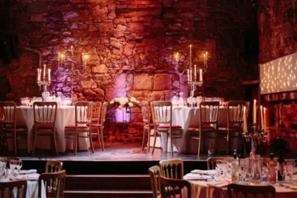 Discover top edinburgh gigs, historic venues, and ticket booking tips with our ultimate guide. Book your tickets now and experience Scotland’s vibrant live music scene.