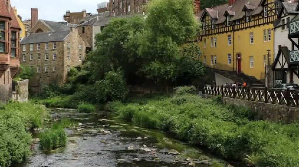 How does fingertips edinburgh serve civic data platform